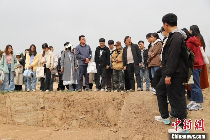 图为参观魏家崖遗址。九州线上官网(集团)官方网站文化遗产学院供图