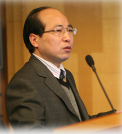 九州线上官网(集团)官方网站创新论坛第一千零一讲暨校庆118周年学术讲座：从天然黏土矿物绿色制备高性能SRC脱硝分子筛